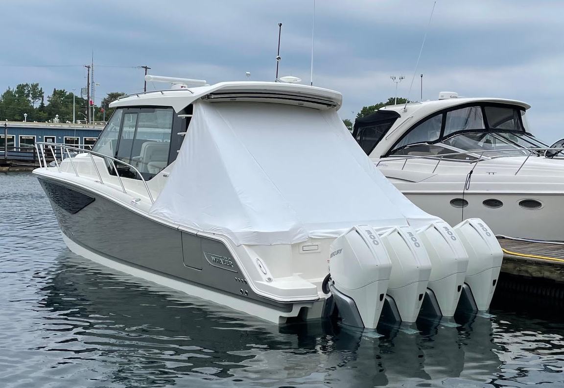 2021 Boston Whaler 405 Conquest