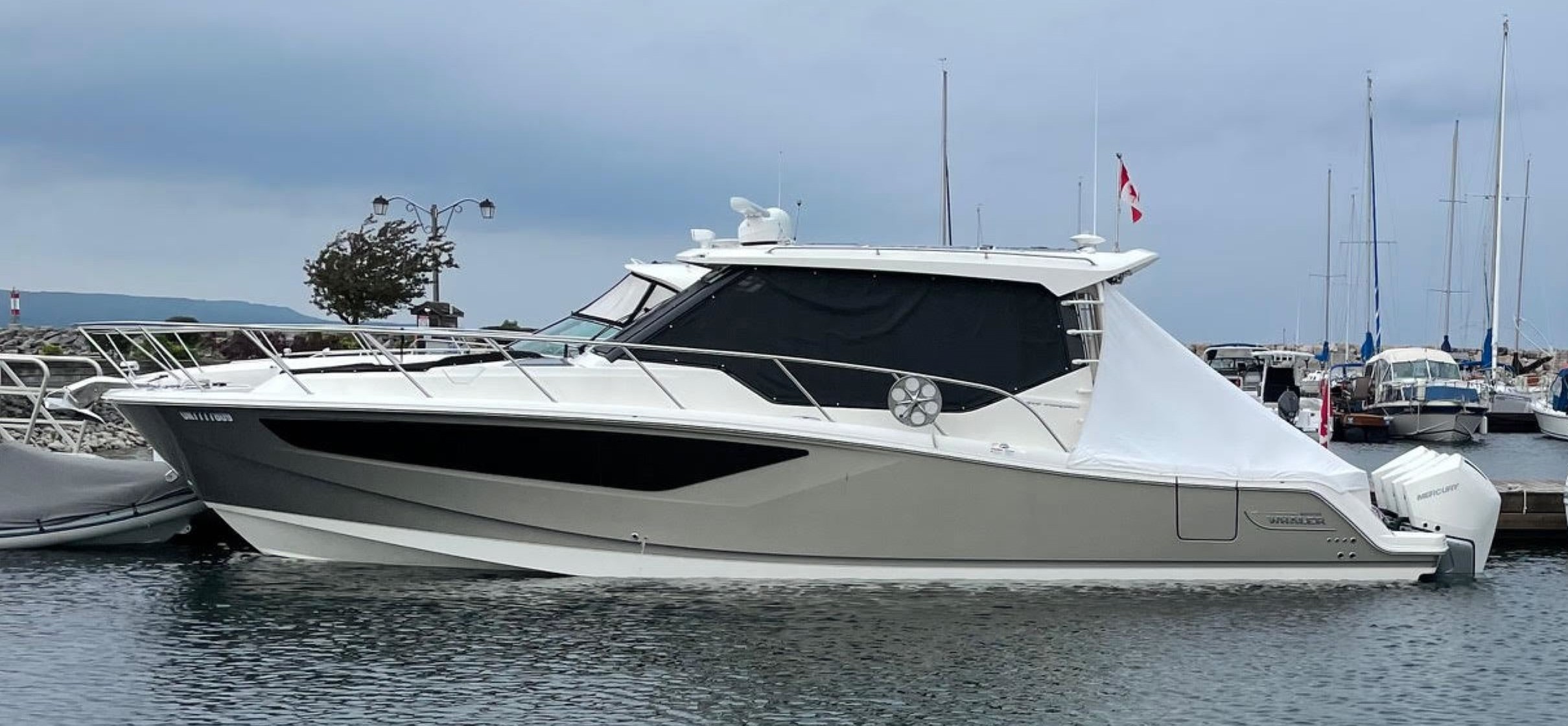 2021 Boston Whaler 405 Conquest