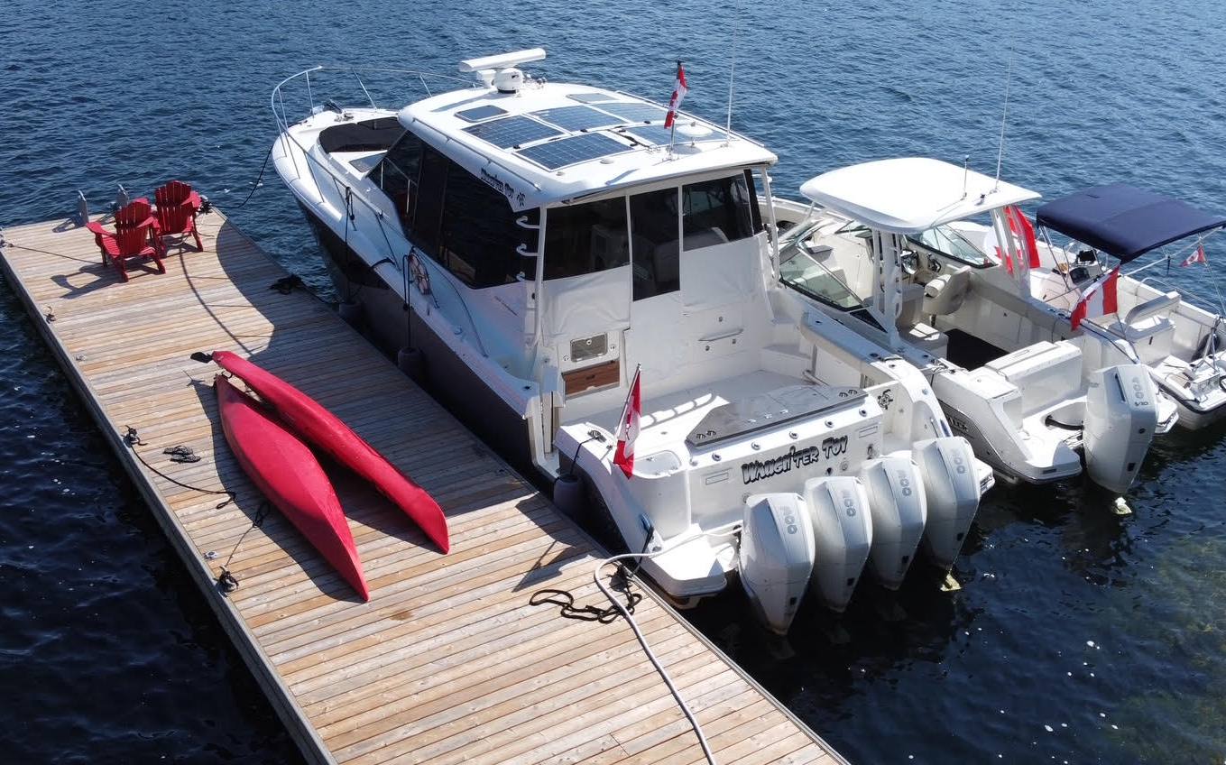 2021 Boston Whaler 405 Conquest