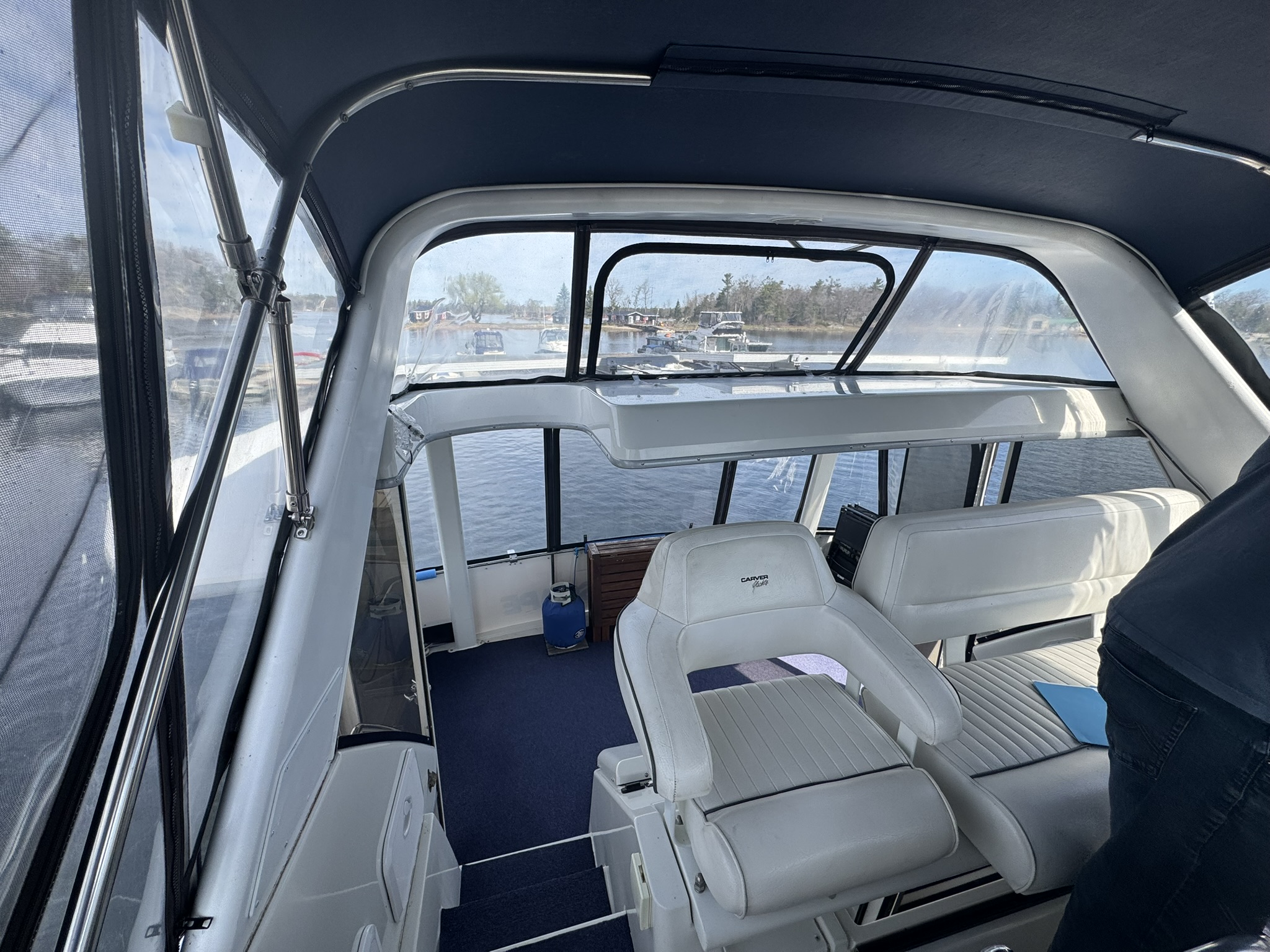 1993 Carver 350 Aft Cabin