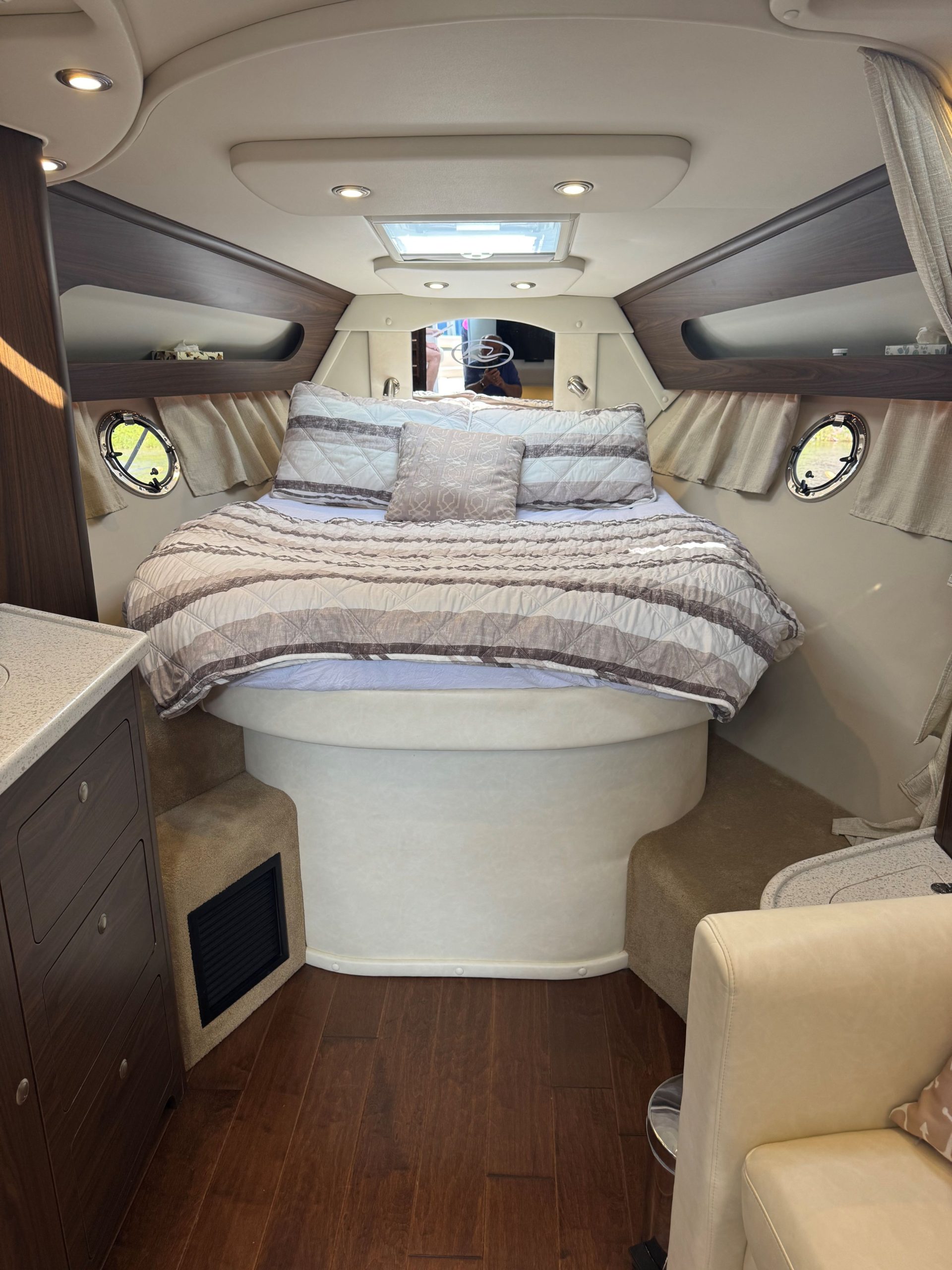 2017 Rinker 370EX