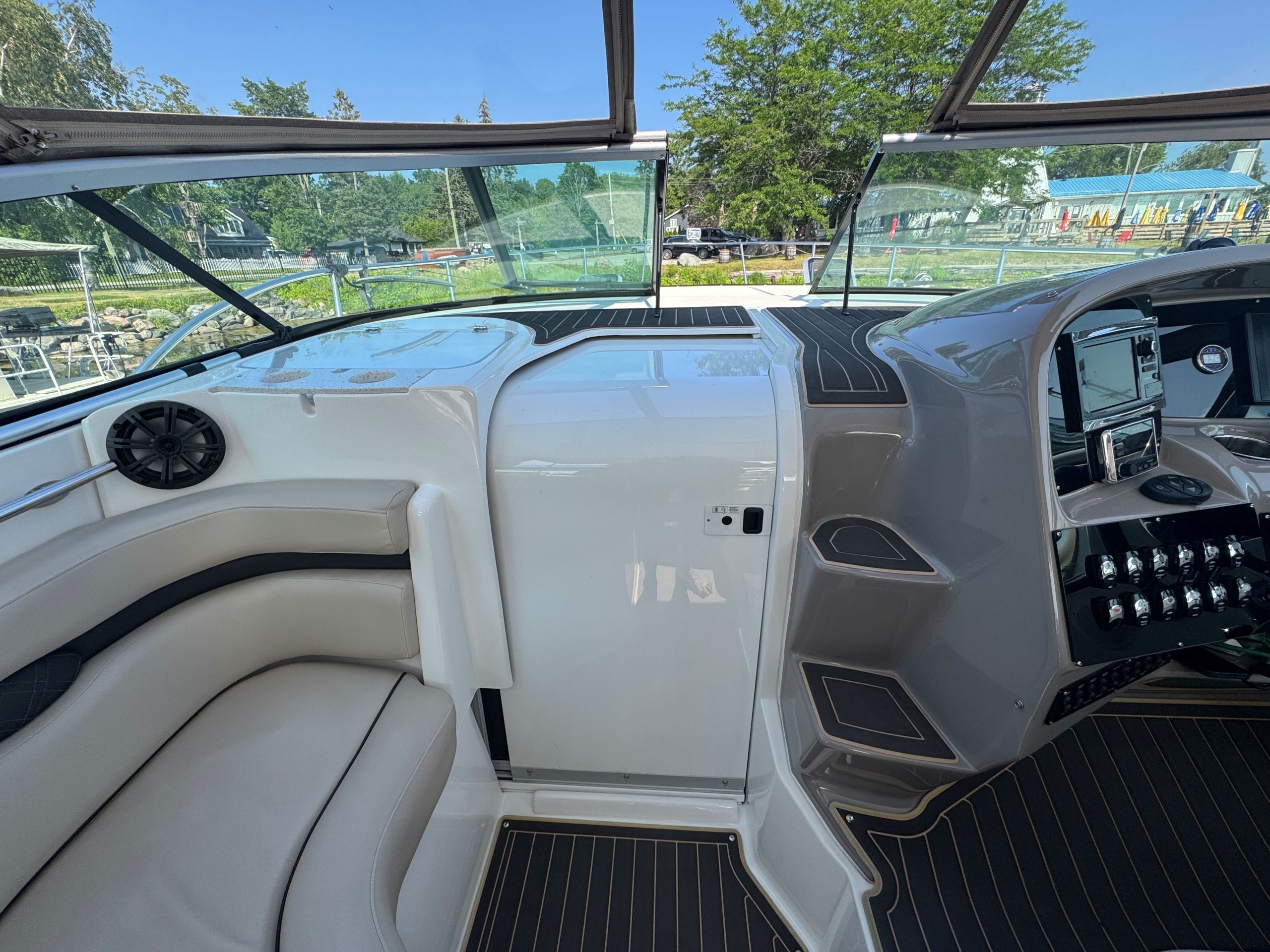 2017 Rinker 370EX