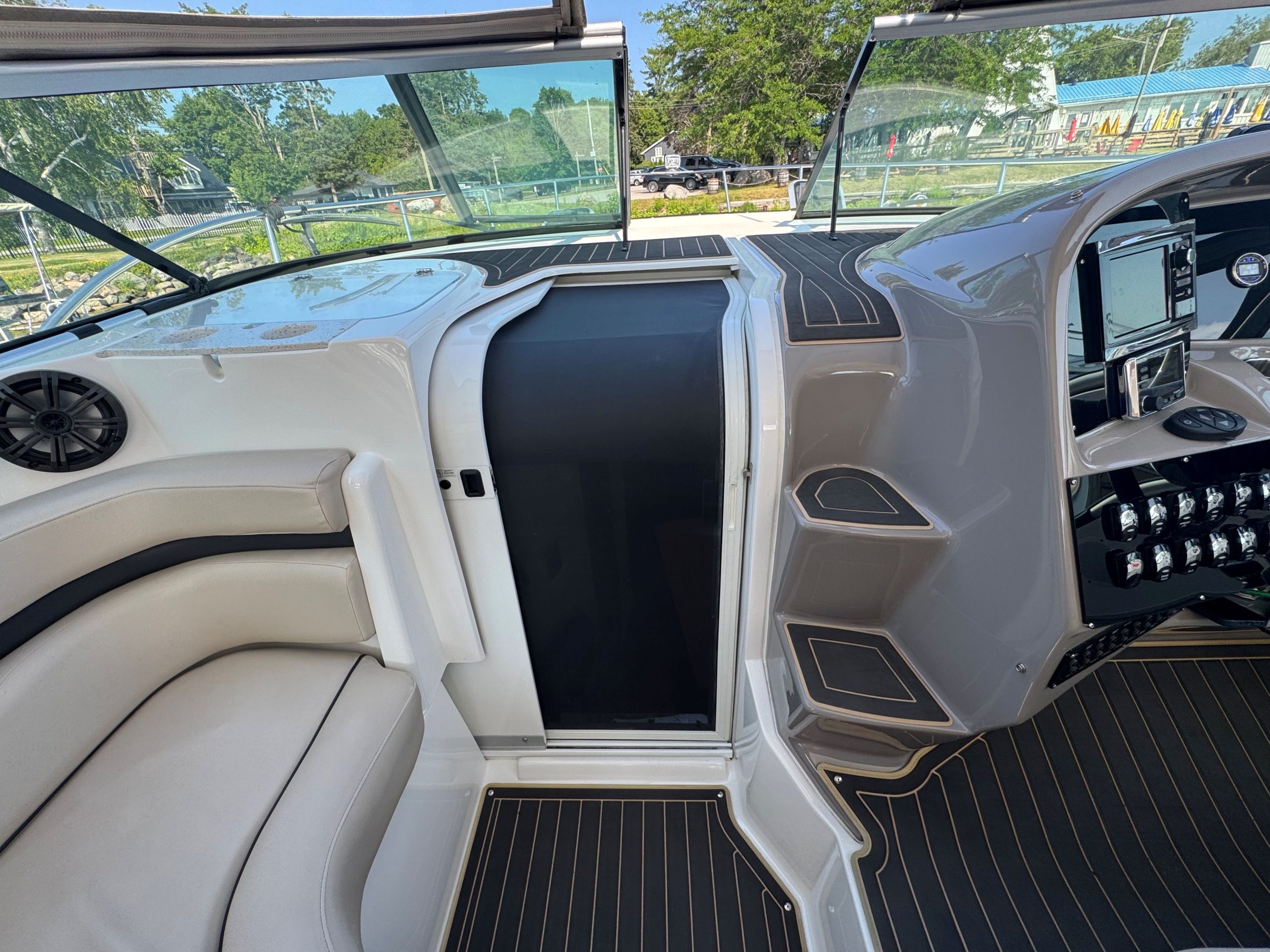 2017 Rinker 370EX