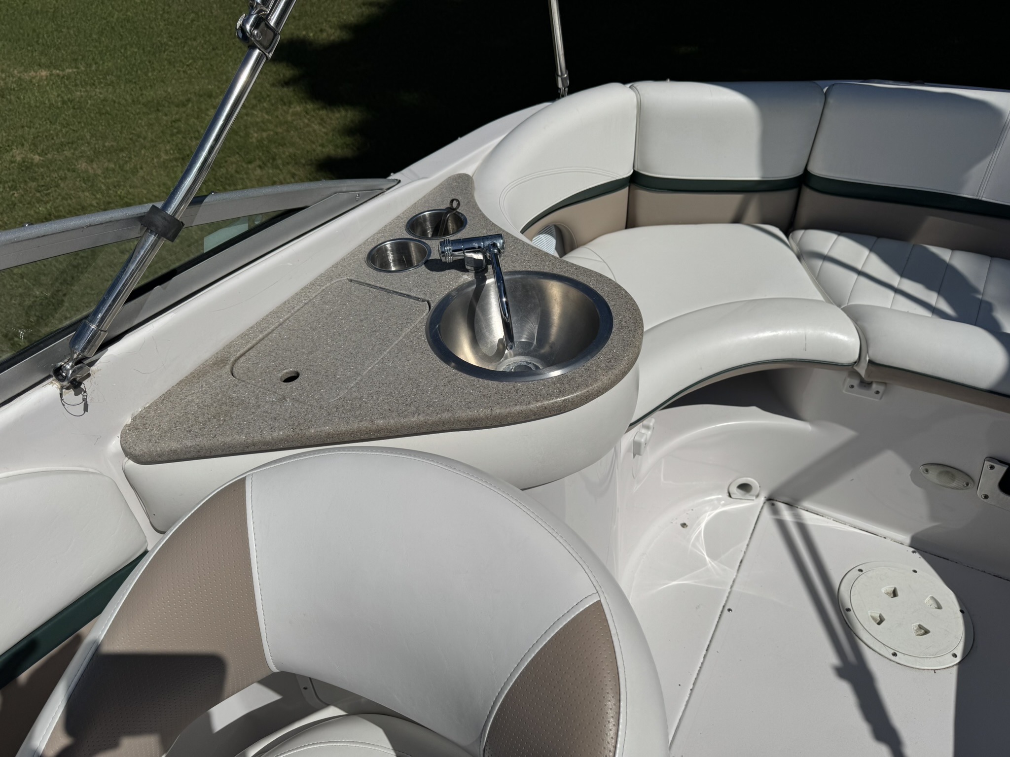 2007 Four Winns Sundowner 215