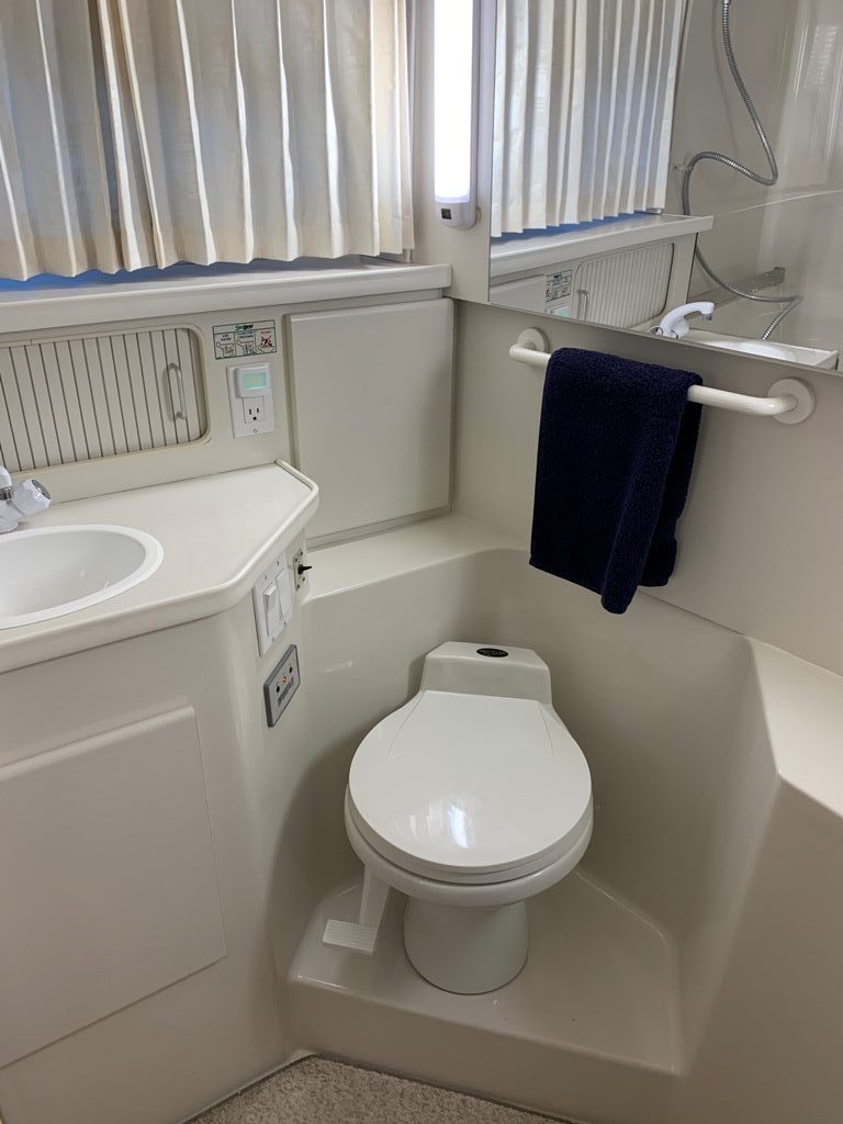 1995 Carver 390 Aft Cabin