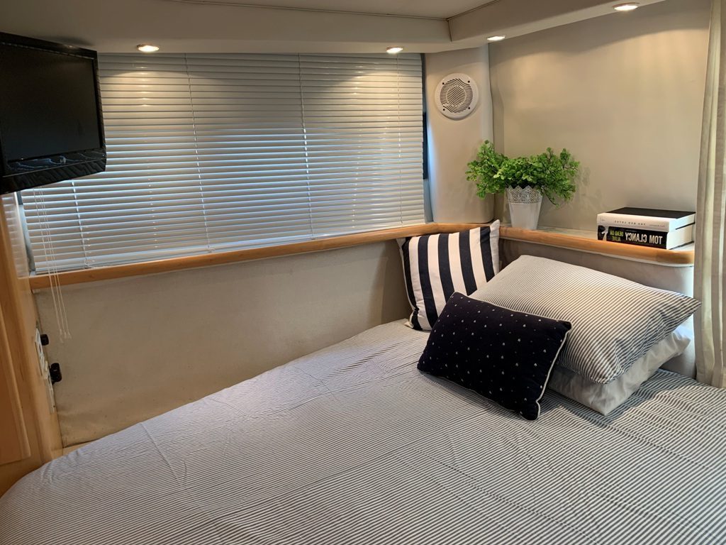 1995 Carver 390 Aft Cabin