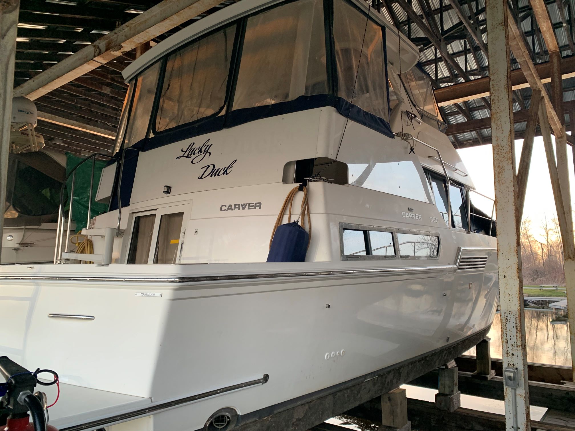 1995 Carver 390 Aft Cabin