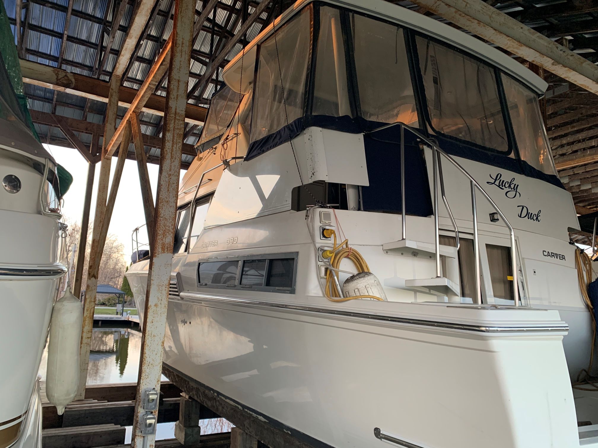 1995 Carver 390 Aft Cabin